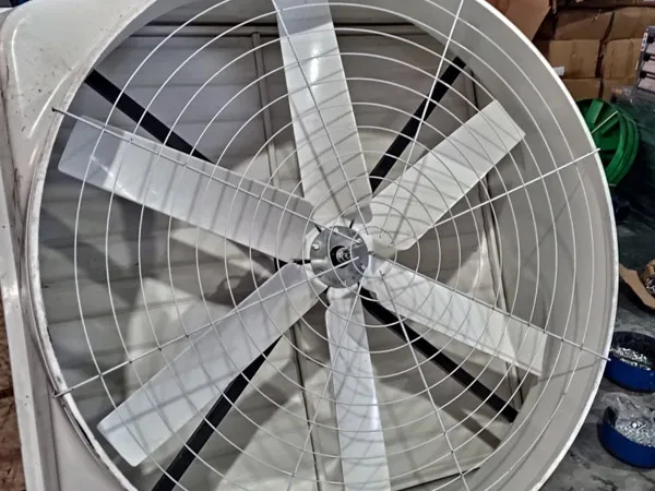 Qiá của quạt thông gió composite 1060x1060x560mm khoảng 4.500.000 VNĐ