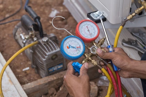Khi lượng gas trong máy làm mát bị thiếu hụt hoặc rò rỉ, quá trình hấp thụ và giải nhiệt sẽ không diễn ra
