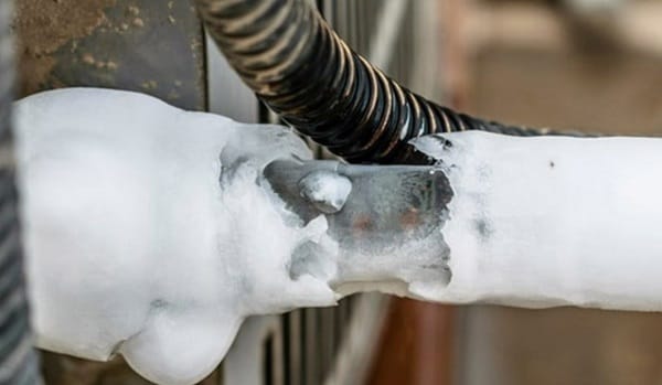 Đóng băng đường ống thoát nước cũng là nguyên nhân ống thoát nước điều hòa bị tắc