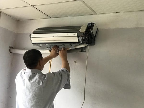 Ống thoát nước bị tắc làm gián đoạn quá trình thoát nước ngưng tụ, khiến điều hòa hoạt động kém hiệu quả