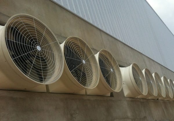 Quạt hút công nghiệp composite là thiết bị chuyên dụng dùng để thông gió, loại bỏ khí thải, hơi nóng