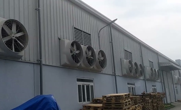 Quạt hút công nghiệp composite là lựa chọn tối ưu cho môi trường chứa hóa chất nhờ khả năng chống ăn mòn vượt trội