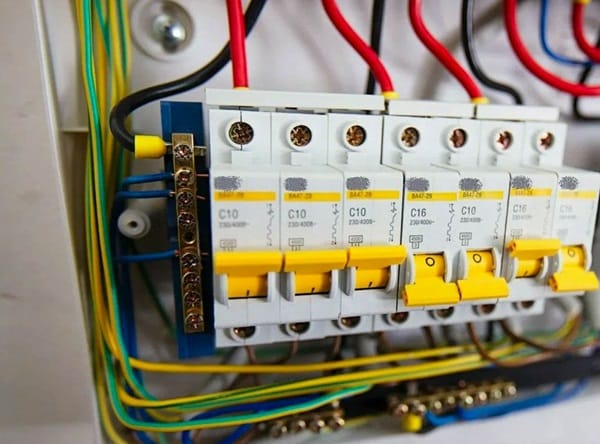 Nguồn điện không ổn định, điện áp chập chờn hoặc quá tải có thể làm hỏng các linh kiện điện tử của máy làm mát
