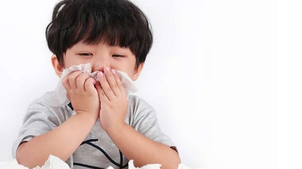 Trẻ bị sổ mũi vẫn có thể nằm điều hòa nhưng cần điều chỉnh nhiệt độ phù hợp