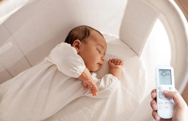 Nên chọn trang phục dài tay, chất liệu mềm mại, thoáng khí khi cho trẻ nằm điều hòa